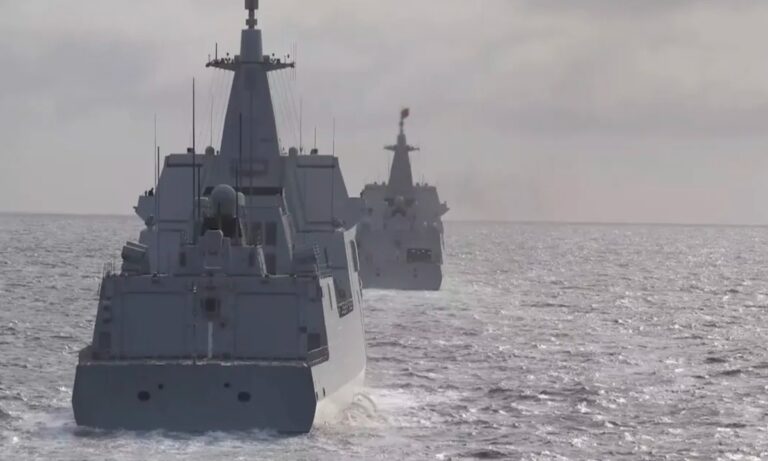 Un groupe de trois grands destroyers de type 055 s'entraîne en mer de Chine méridionale