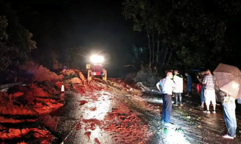 Des pluies torrentielles à Meizhou, dans le sud de la Chine, font cinq morts, 15 disparus et 13 personnes bloquées dans des inondations et des glissements de terrain en montagne