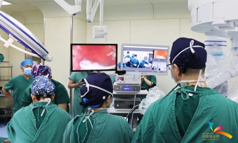 Des médecins chinois ont mis en œuvre avec succès la première opération chirurgicale à distance du cancer du poumon assistée par robot pour un patient du Xinjiang