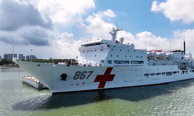 Le deuxième navire-hôpital de la marine de l'APL, d'une capacité de 10 000 tonnes, entame ses tournées médicales en mer de Chine méridionale