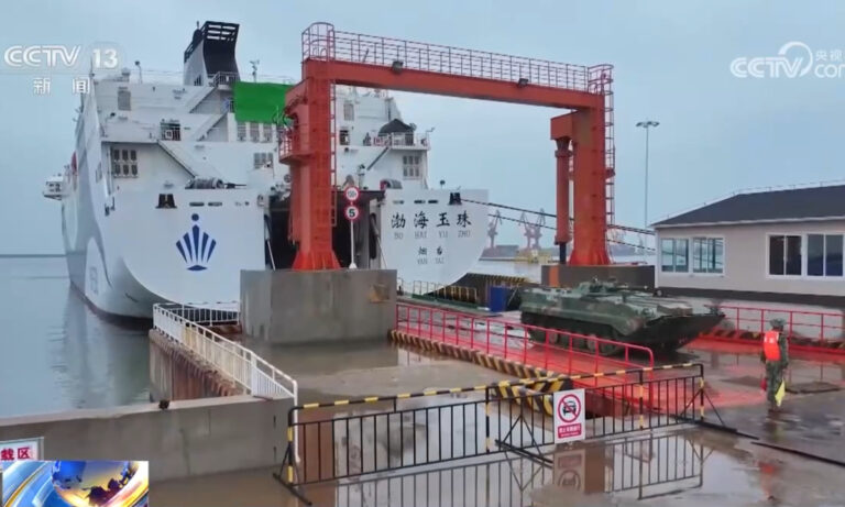 L'armée de l'APL effectue des exercices de transport maritime à l'aide d'un ferry