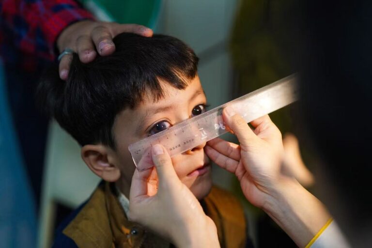 Une exposition met en lumière les efforts des médecins chinois dans les chirurgies oculaires mondiales