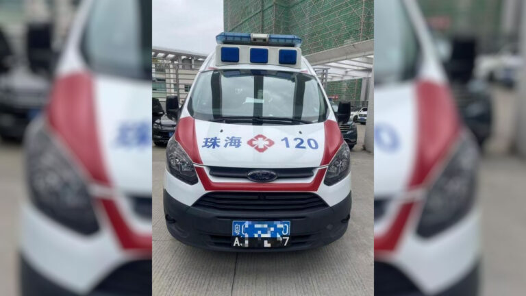 Ambulances avec la partie continentale de la Chine et plaques de Macao prêtes à être mises en service