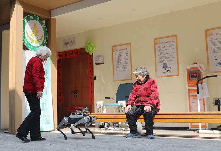 La Chine mène un effort mondial avec la norme int'l pour les robots de soins aux personnes âgées