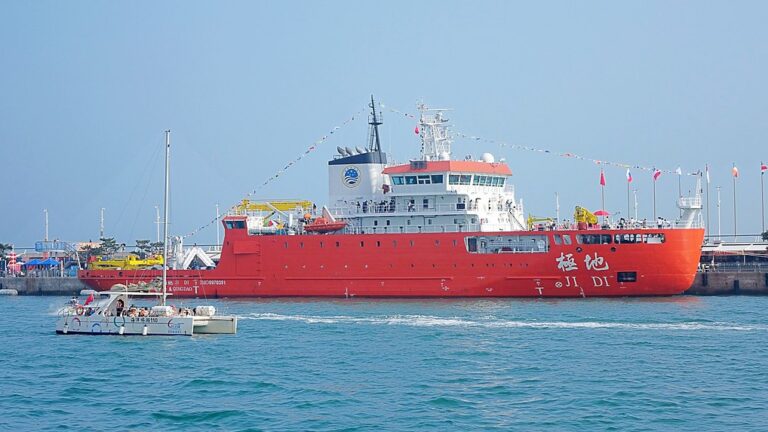 Le brise-glace chinois Jidi commence son enquête océanique dans la zone de glace de la baie de Liaodong