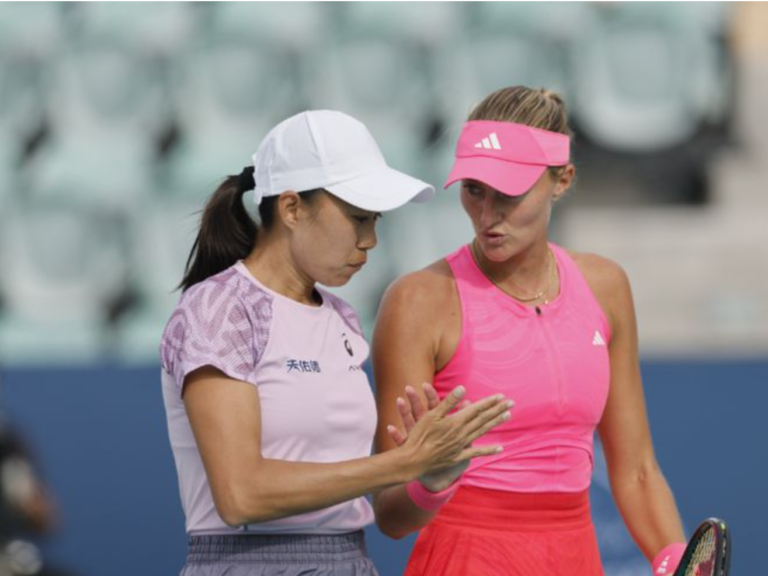 Les joueurs chinois font des demi-finales de double féminin aux championnats de Dubaï