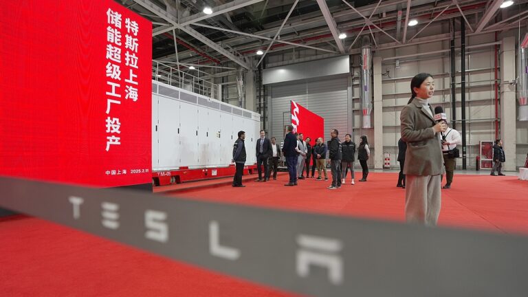 Tesla lance la première usine Megapack à l'extérieur de nous à Shanghai