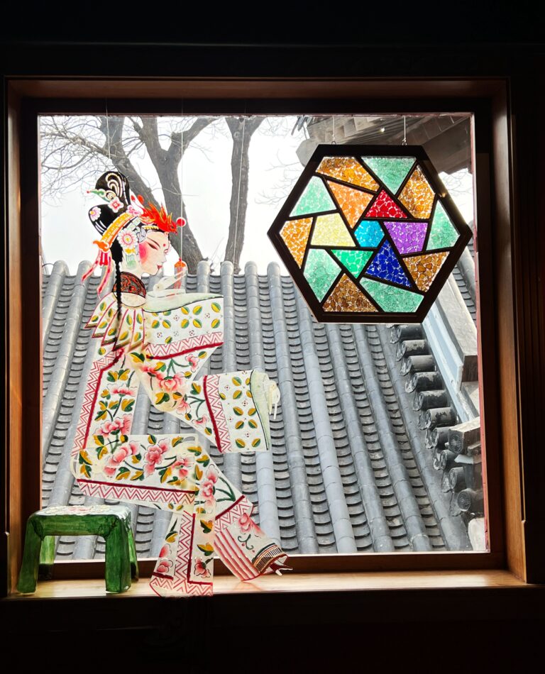 L'ensemble d'art présente des images élégantes d'héroïne Mu Guiying