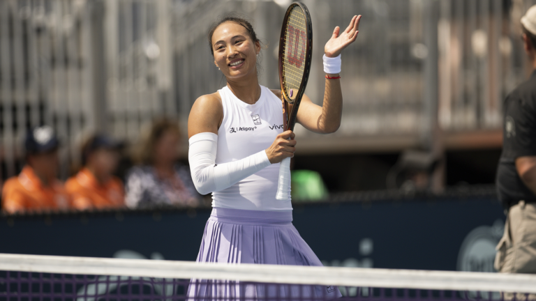 Le champion olympique chinois Zheng atteint les quarts de finale de Miami Open pour la première fois