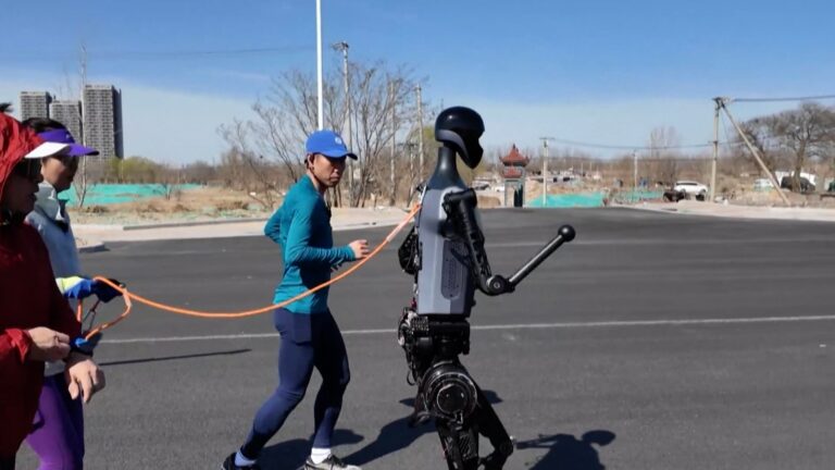 Chine pour accueillir le premier semi-marathon du monde pour les robots humanoïdes à Pékin