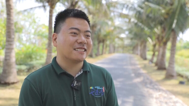 L'homme aide à construire la plus jeune ville de la Chine au milieu de la mer