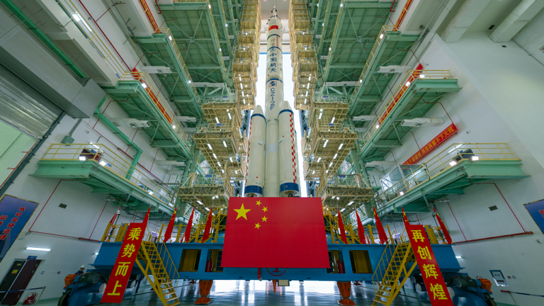 Les ingénieurs expliquent le transfert de la combinaison Shenzhou-20 avant le lancement