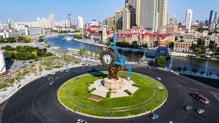 La Chine invite les membres SCO à construire conjointement un centre d'application d'IA