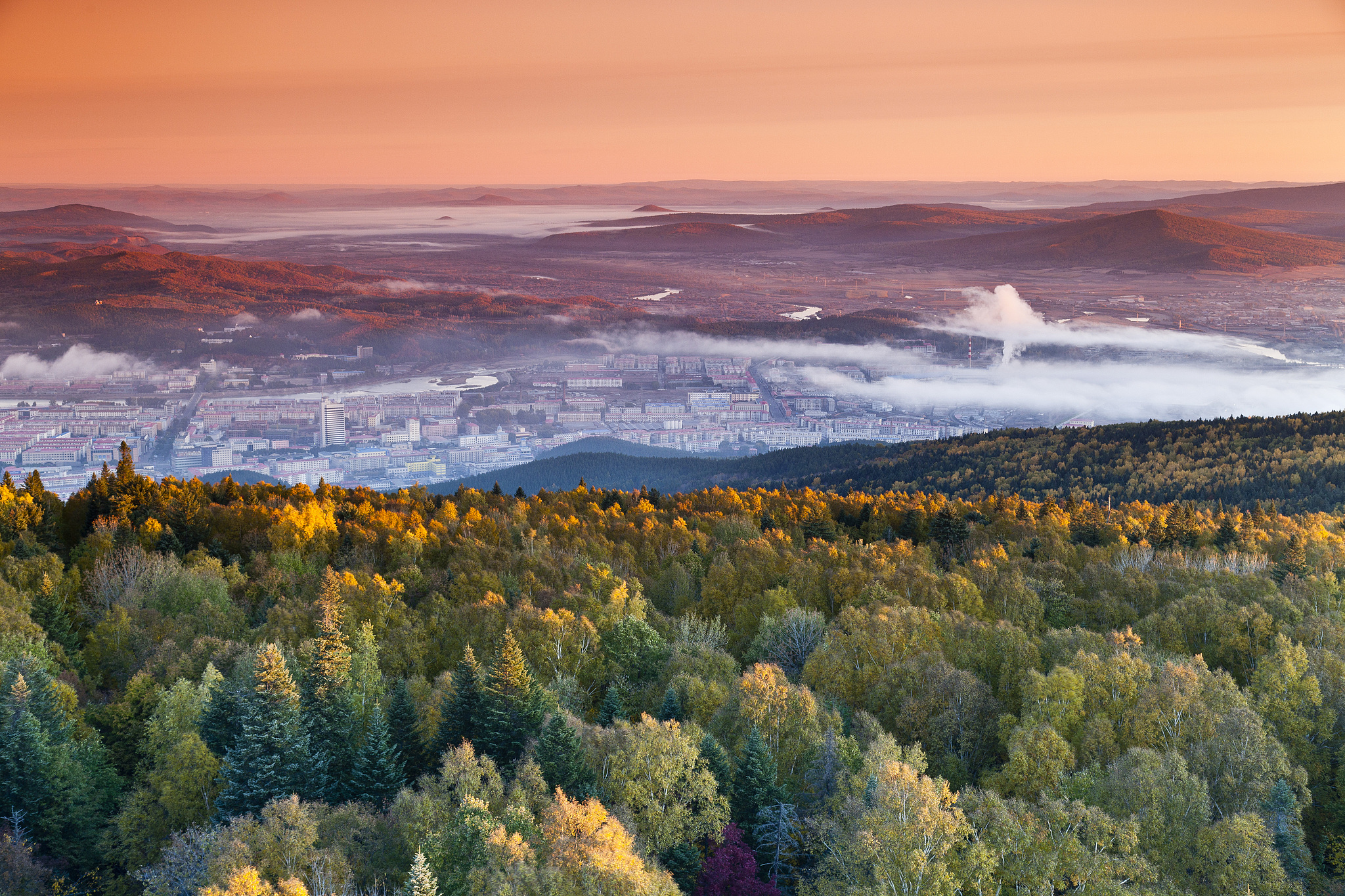 Sunrise dans les montagnes de Hinggan lesser dans la ville de Yichun, province de Heilongjiang, nord-est de la Chine. / VCG