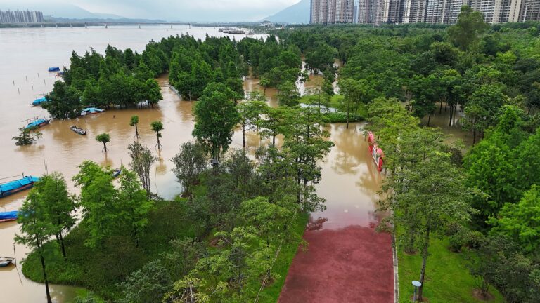 La Chine active les interventions d'urgence aux inondations dans 5 régions provinciales