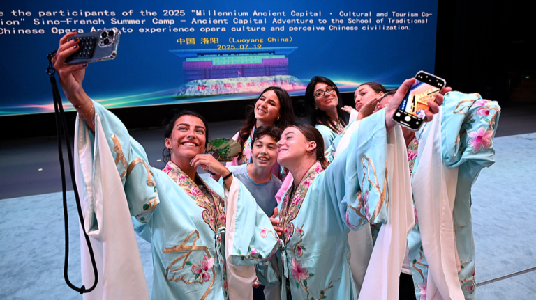 Comment les échanges de personnes à la personne façonnent-ils les liens en porcelaine?