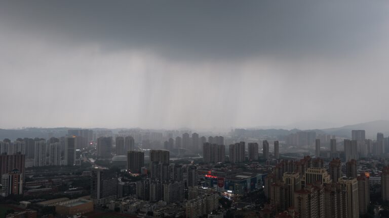 Le Fujian de la Chine active l'urgence de contrôle des inondations de niveau IV