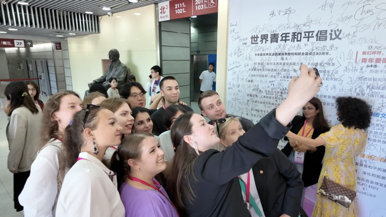 Les jeunes de la maison et de l'étranger appellent à l'unité à la conférence de la paix