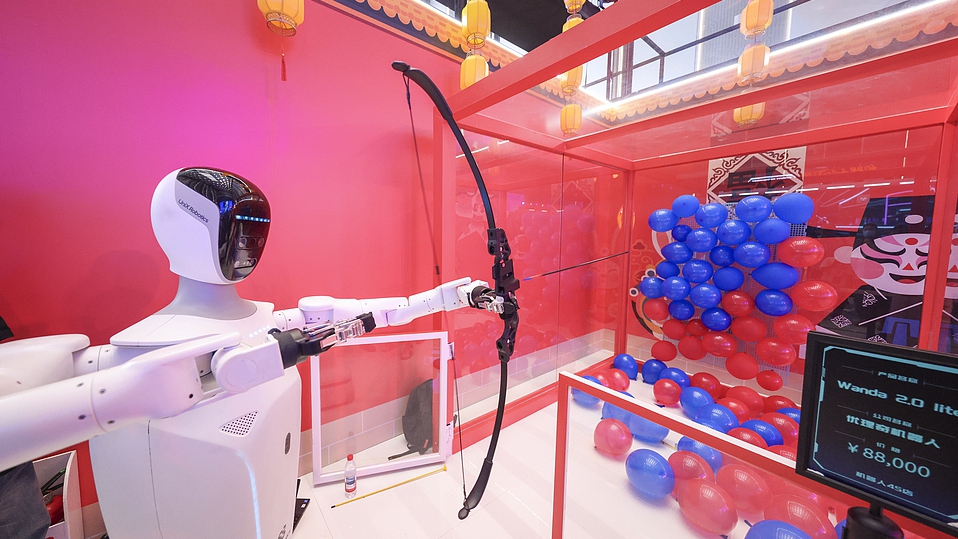Un robot humanoïde tire des flèches à la conférence mondiale des robots, Pékin, Chine, 8 août 2025. / VCG