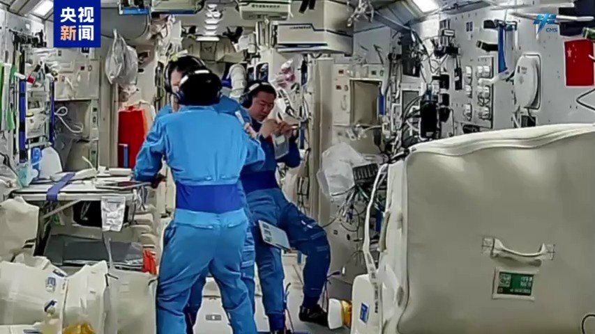 L'équipage recueillant des échantillons d'écouvillons de gorge l'un pour l'autre. / Cmg