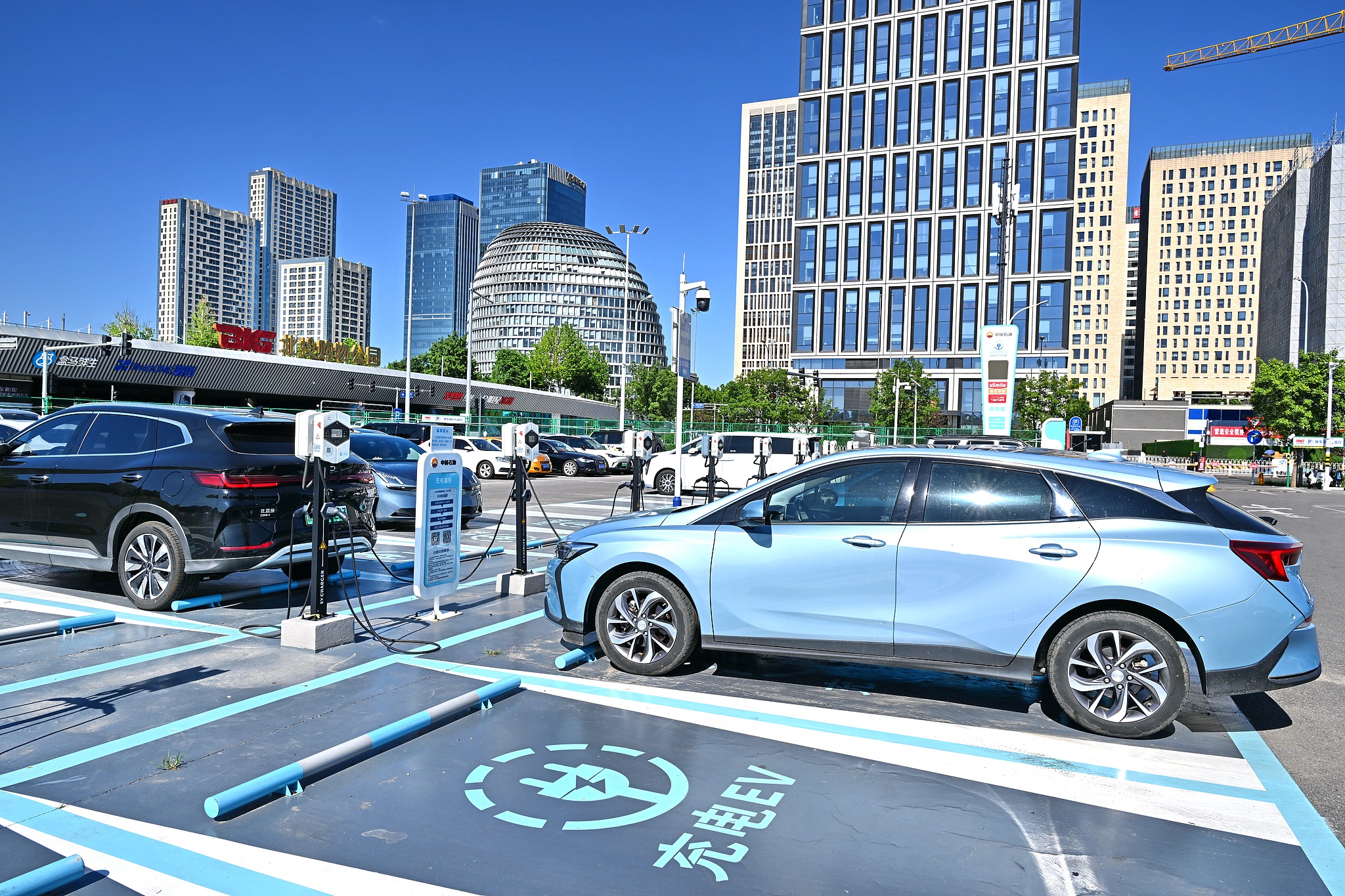 Une station de charge à Pékin, Chine, 21 juin 2025. / VCG