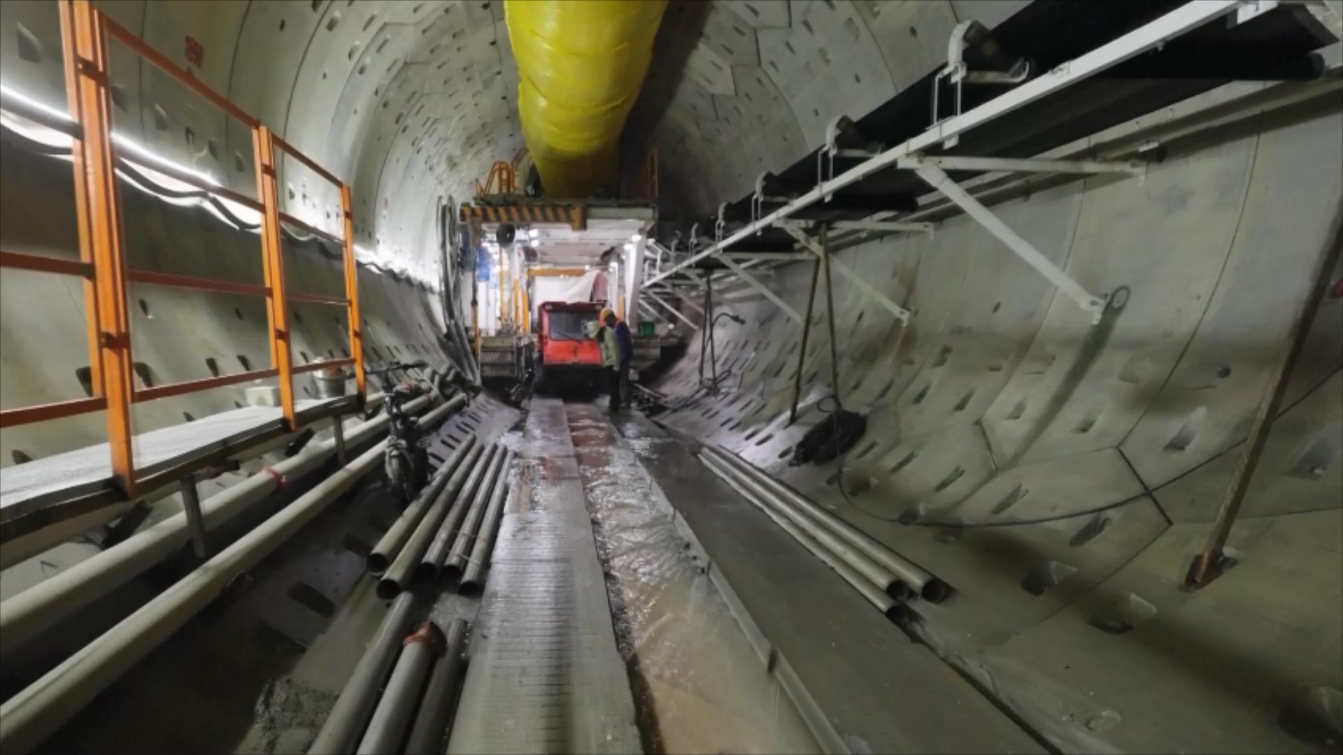 Travailleurs dans le premier tunnel de la section Guozigou du pipeline de transmission de gaz ouest à l'ouest, Xinjiang, 27 août 2025. / CMG