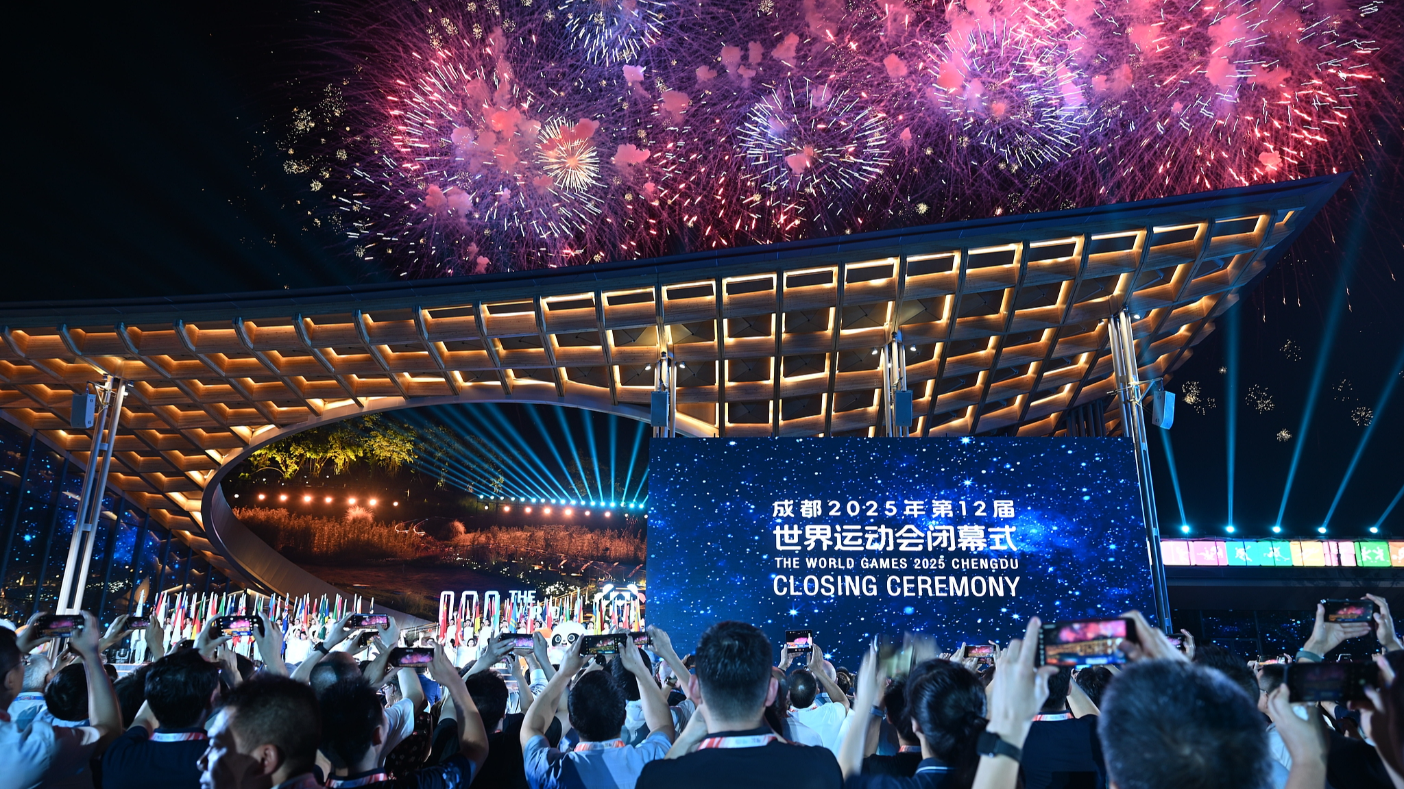 Les feux d'artifice explosent lors de la cérémonie de clôture des Jeux mondiaux de 2025 à Chengdu, province du Sichuan du sud-ouest de la Chine, le 17 août 2025. / VCG