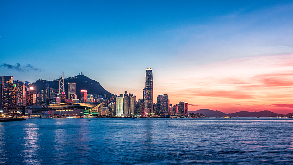 Vue nocturne au port de Victoria dans la région administrative spéciale de Hong Kong, South China, 16 juillet 2025, / VCG