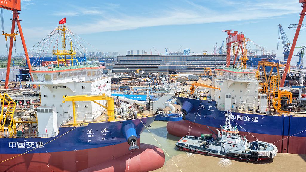 Les deux méga dragons de construction chinoise Tongjun (L) et Junguang. / VCG