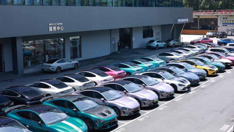 La Chine rédige des règles de sécurité plus strictes pour les NEV intelligents après le crash de Xiaomi