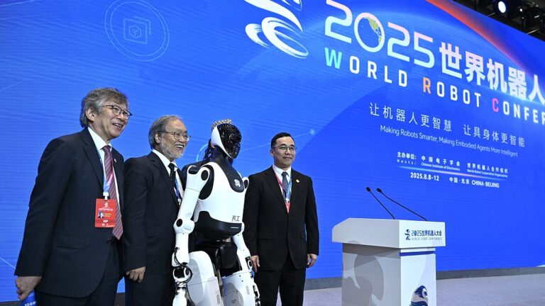 La conférence World Robot s'ouvre à Pékin avec plus de 100 produits de robotique de pointe qui font des débuts