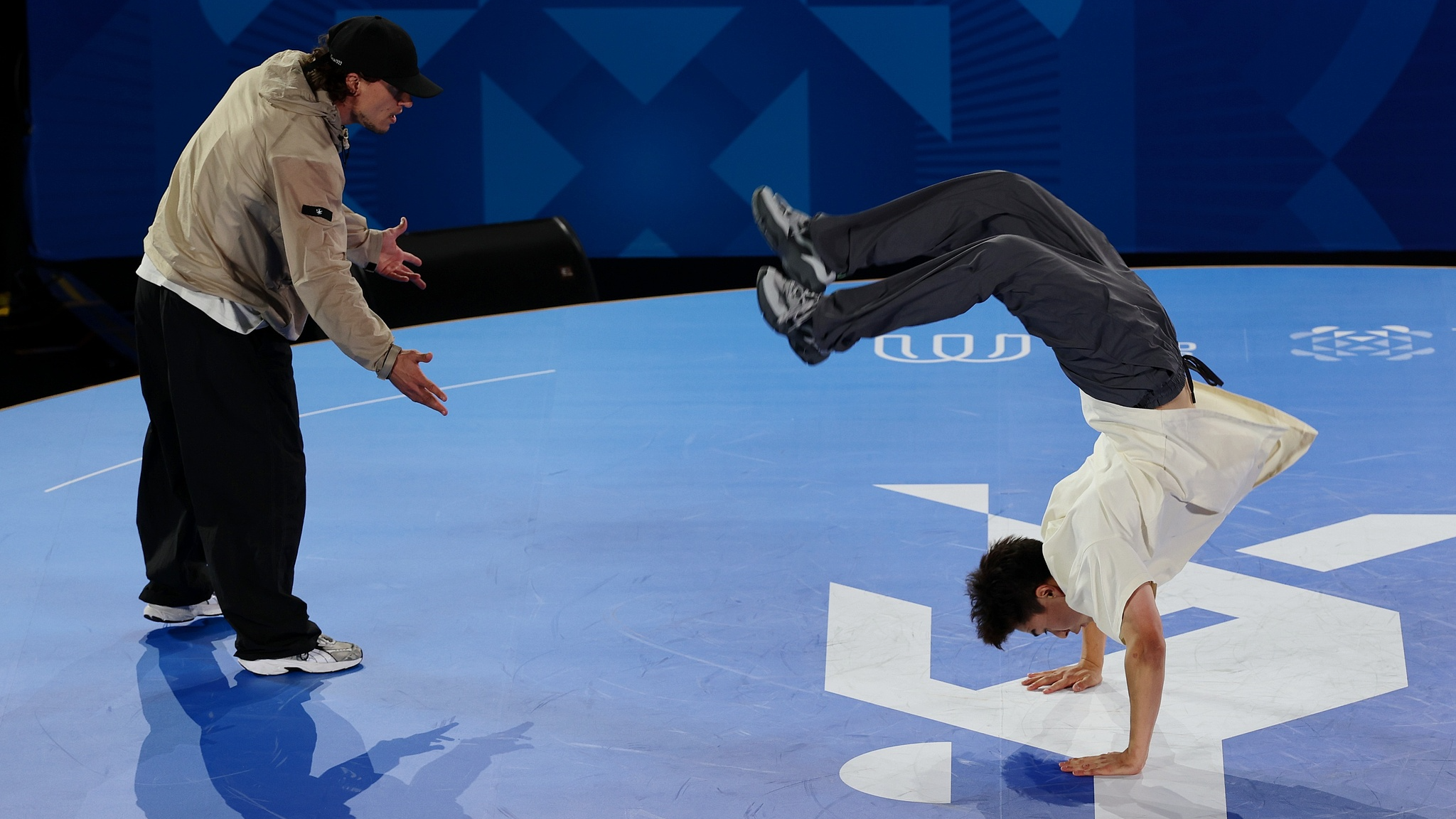 Qi Xiangyu (L) de Chine participe à l'événement B-Boys B-Boys lors des Jeux mondiaux de 2025 à Chengdu, province du Sichuan du sud-ouest de la Chine, 17 août 2025. / VCG