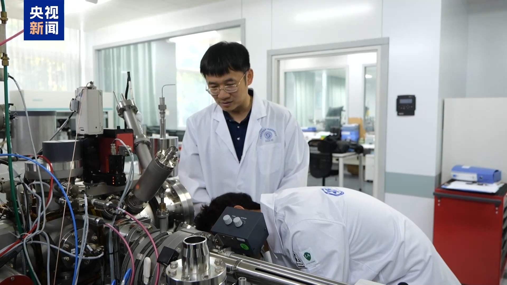Yang Wei (L), chercheur à l'Institut de géologie et de géophysique de l'Académie chinoise des sciences, étudie des échantillons lunaires avec son collègue à Pékin, en Chine. / Cmg