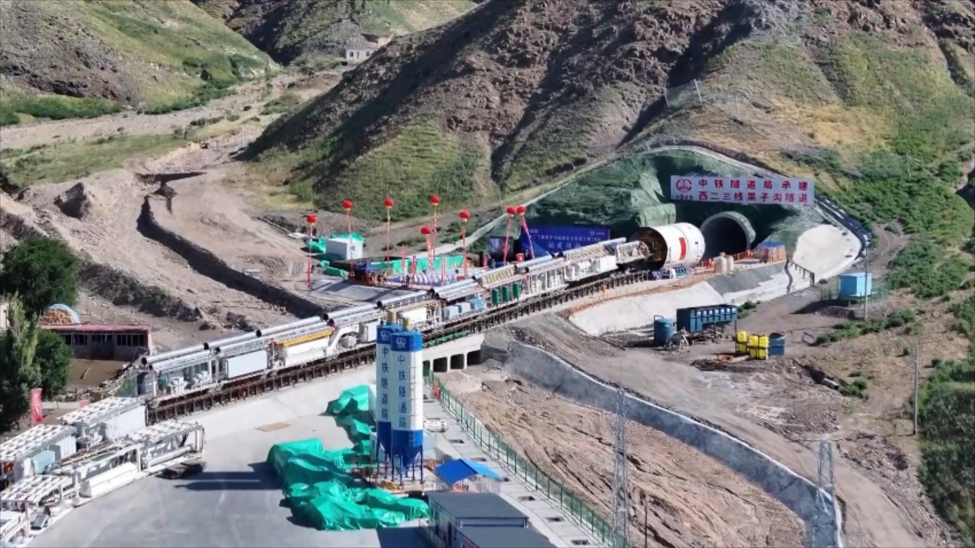 Le chantier de construction du premier tunnel de la section Guozigou du pipeline de transmission de gaz ouest-est, Région autonome d'Uygur du Xinjiang, Northwest China, 27 août 2025. / CMG