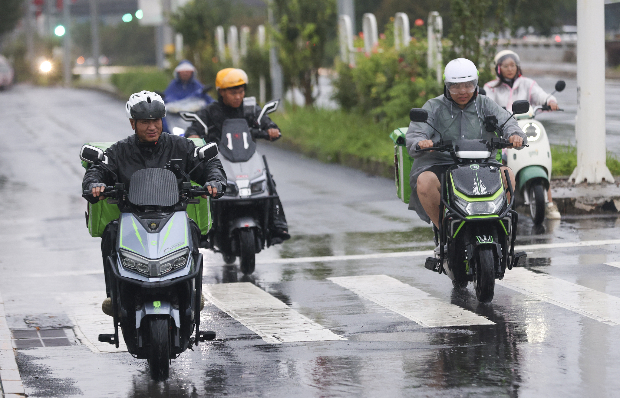 Faits de restauration des motos sous la pluie, Pékin, Chine, 8 août 2025. / CFP