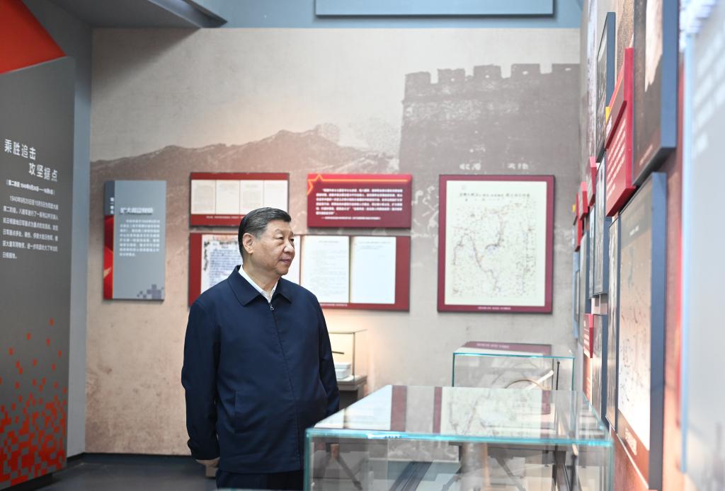 Le président chinois Xi Jinping visite le Memorial Hall commémorant la campagne des centaines de régimes lors de l'inspection de la ville de Yangquan, la province du Shanxi du nord de la Chine, 7 juillet 2025. / Xinhua