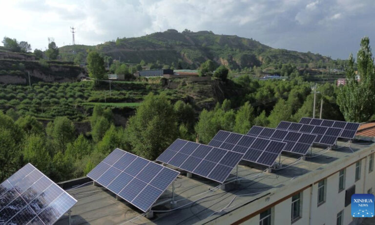 Les panneaux solaires éclairent le chemin de la revitalisation rurale dans le plateau chinois de Qinghai-Tibet