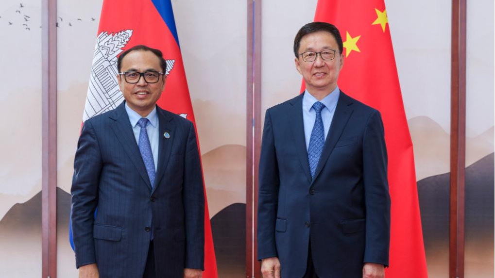 Le vice-président chinois Han Zheng rencontre le vice-Premier ministre et ministre du Cambodge en charge du bureau du Conseil des ministres Vongsey Vissoth, Nanning City, la région autonome du Guangxi Zhuang du sud de la Chine, 16 septembre 2025. / Xinhua
