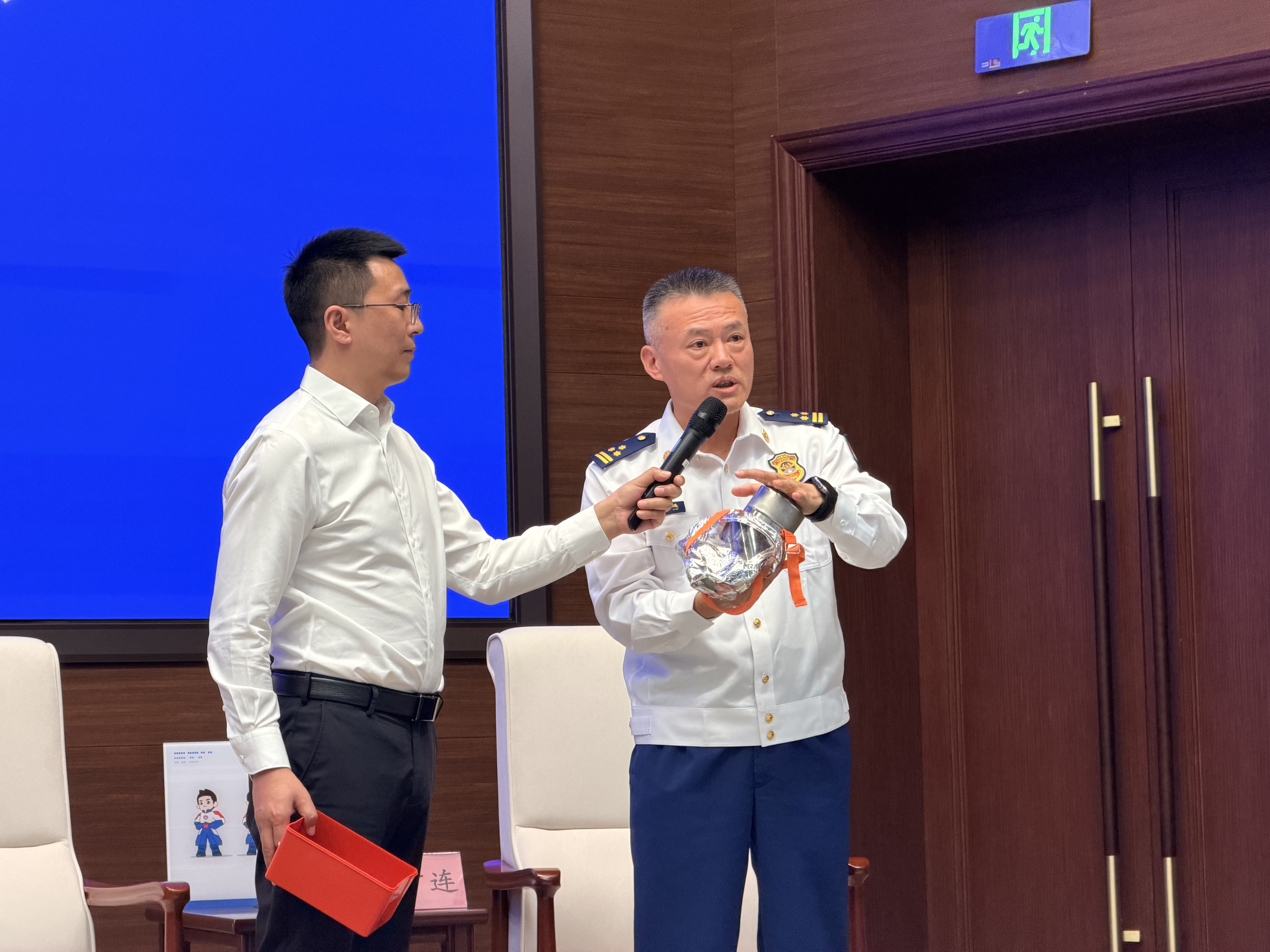 Le commandant Zhou montre comment mettre un masque de protection contre le gaz, de la fumée et du gaz toxique lors d'une conférence de presse, 29 septembre 2025. / CGTN