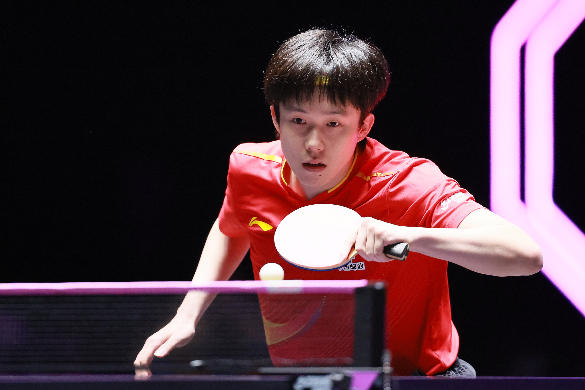 Wang Chuqin en Chine frappe un coup contre Lin Yun-Ju de Taipei chinois dans un match quart de finale masculin au WTT Champions Macao dans Macao SAR en Chine (région administrative spéciale), 13 septembre 2025. / VCG