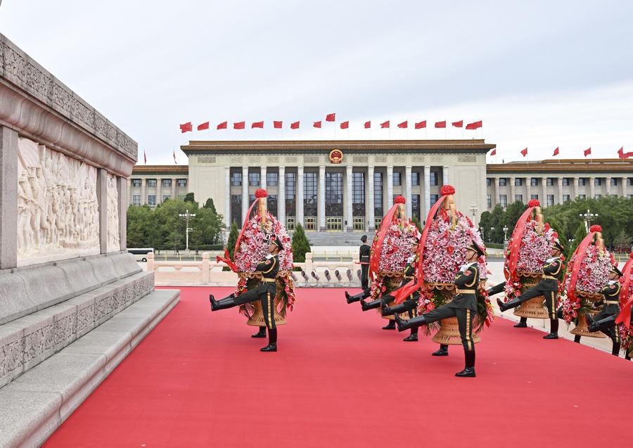 Une cérémonie présentant des paniers de fleurs aux héros tombés pour marquer la Journée des Martyrs a lieu à Tian'anmen Square à Pékin, capitale de la Chine, 30 septembre 2024. / Xinhua