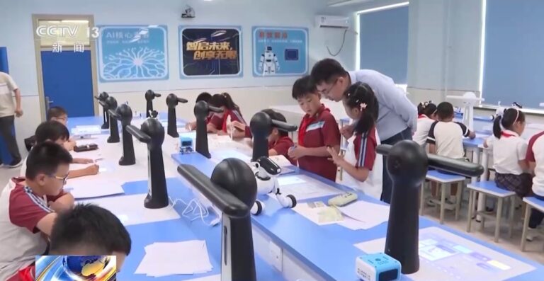 Des robots à la réalité: les salles de classe de la Chine obtiennent une cure de jouvence en IA
