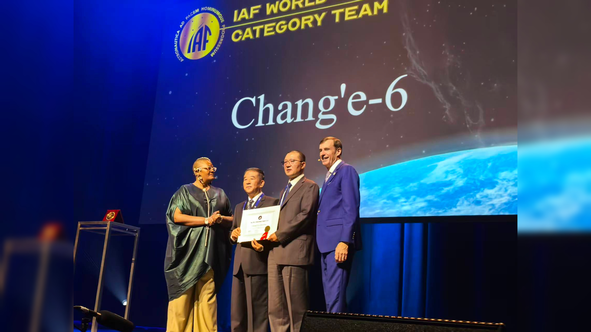 L'équipe de mission Chine Chang'e-6 en Chine reçoit le prix de l'espace mondial de l'IAF 2025 dans la catégorie d'équipe à Sydney, Australie, 29 septembre 2025. / CGTN
