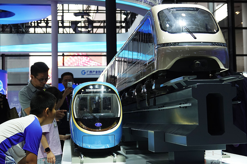 Les spectateurs ont vu des modèles de train en train de visiter le CRRC dans la zone d'exposition des technologies avancées du CAEXPO qui s'est tenue à Nanning, Guangxi Zhuang Autonomous Region, 21 septembre 2025. / VCG