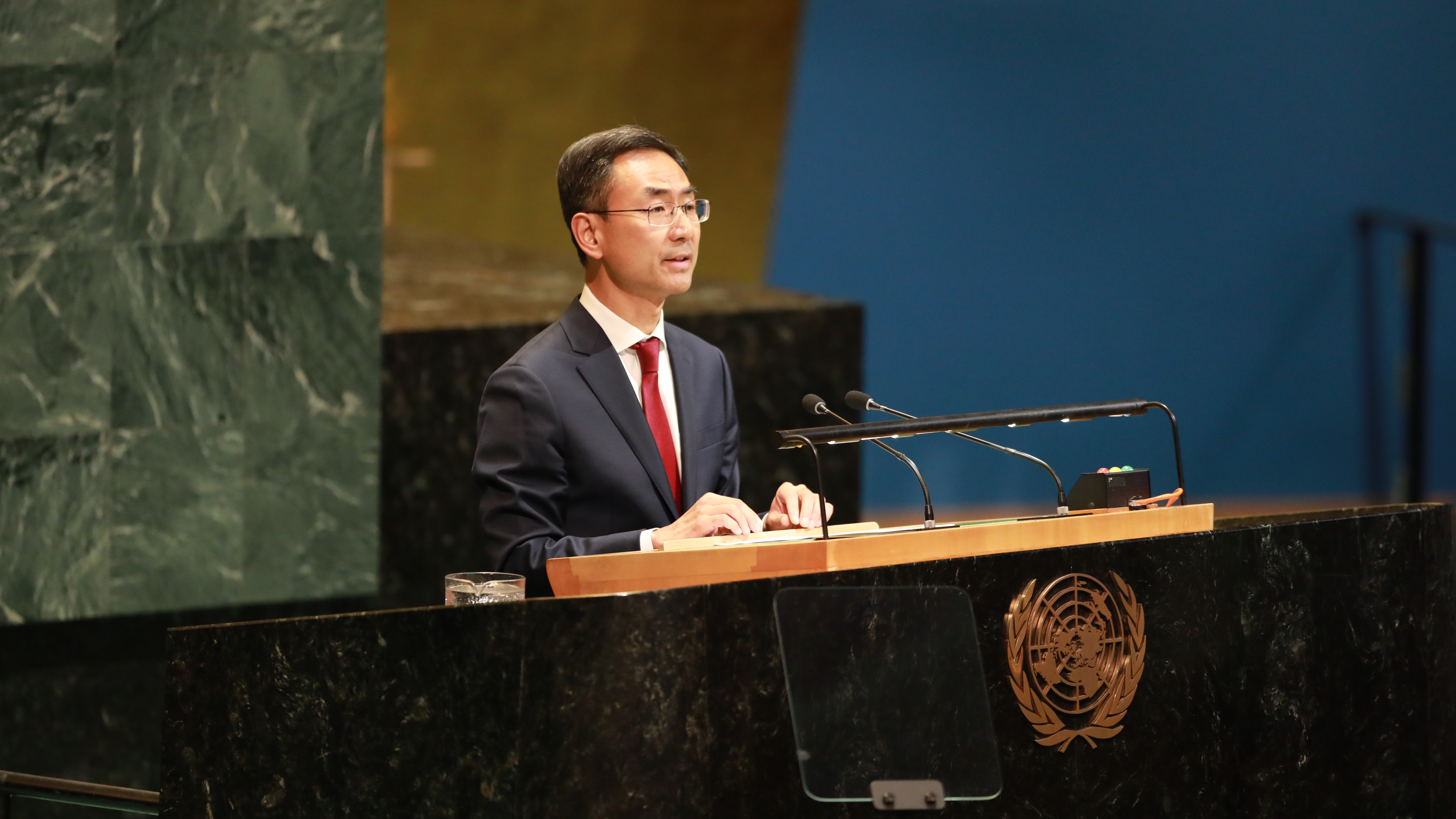 Geng Shuang, représentant permanent adjoint de la Chine à l'ONU, s'exprime lors de la 94e réunion plénière de la 79e session de l'Assemblée générale de l'ONU, à New York, États-Unis, 5 septembre 2025. / Mission chinoise à l'ONU