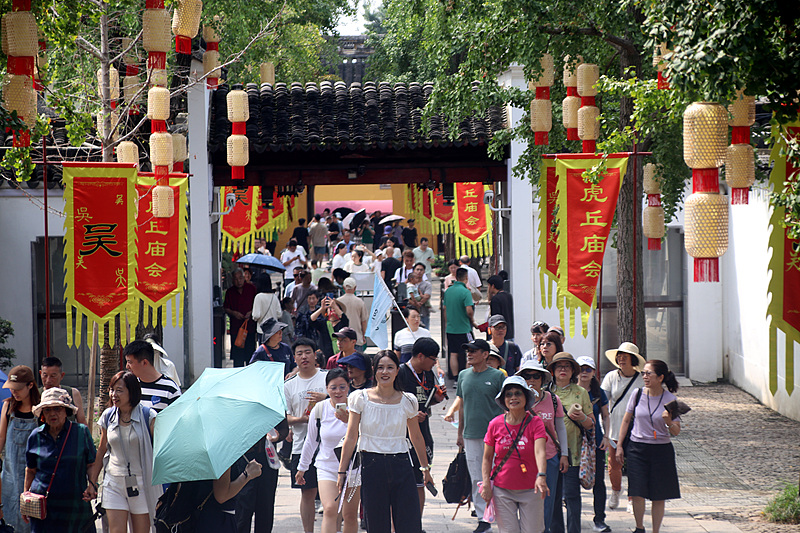 Les touristes visitent la zone pittoresque de Tiger Hill à Suzhou, province du Jiangsu de la Chine orientale, 27 septembre 2025. / VCG
