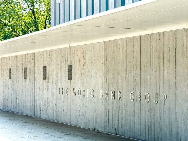 La Chine devrait connaître une croissance de 4,8 % en 2025 dans un contexte de ralentissement régional, selon la Banque mondiale