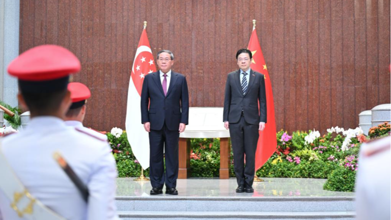 Le Premier ministre chinois s'engage à déployer des efforts conjoints avec Singapour pour un ordre mondial plus juste et équitable