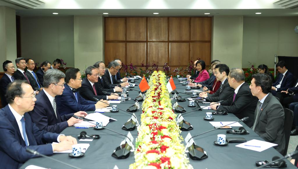 Le Premier ministre chinois Li Qiang s'entretient avec le Premier ministre singapourien Lawrence Wong à Singapour, le 25 octobre 2025. /Xinhua