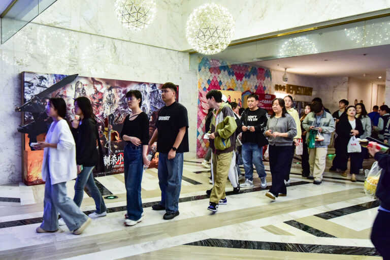 Le box-office de la fête nationale chinoise dépasse 1,6 milliard de yuans, la tendance « film+ » déclenche une nouvelle vague de consommation